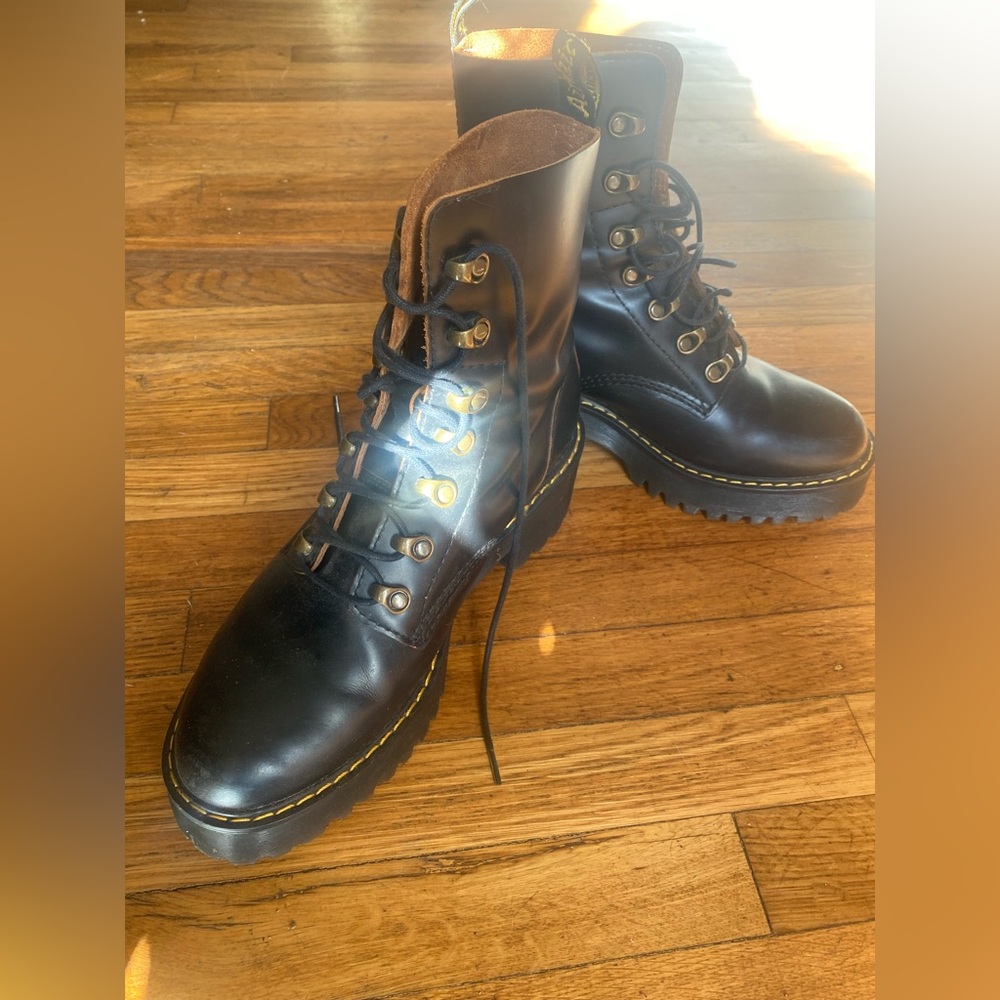 Leona vintage leather sz9
Platform height: 1 1/8 in; Heel height: 2 1/4 in